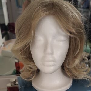 Elegant Light Blonde Wavy Hair Wig